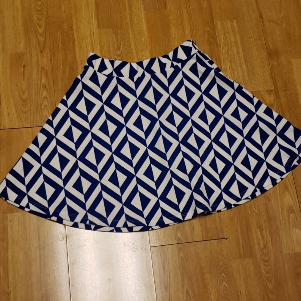 NWT Everly patterned skater skirt sz small